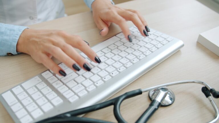 Czy każda apteka stacjonarna musi przyjąć kod e-recepty wystawiony online? - okładka